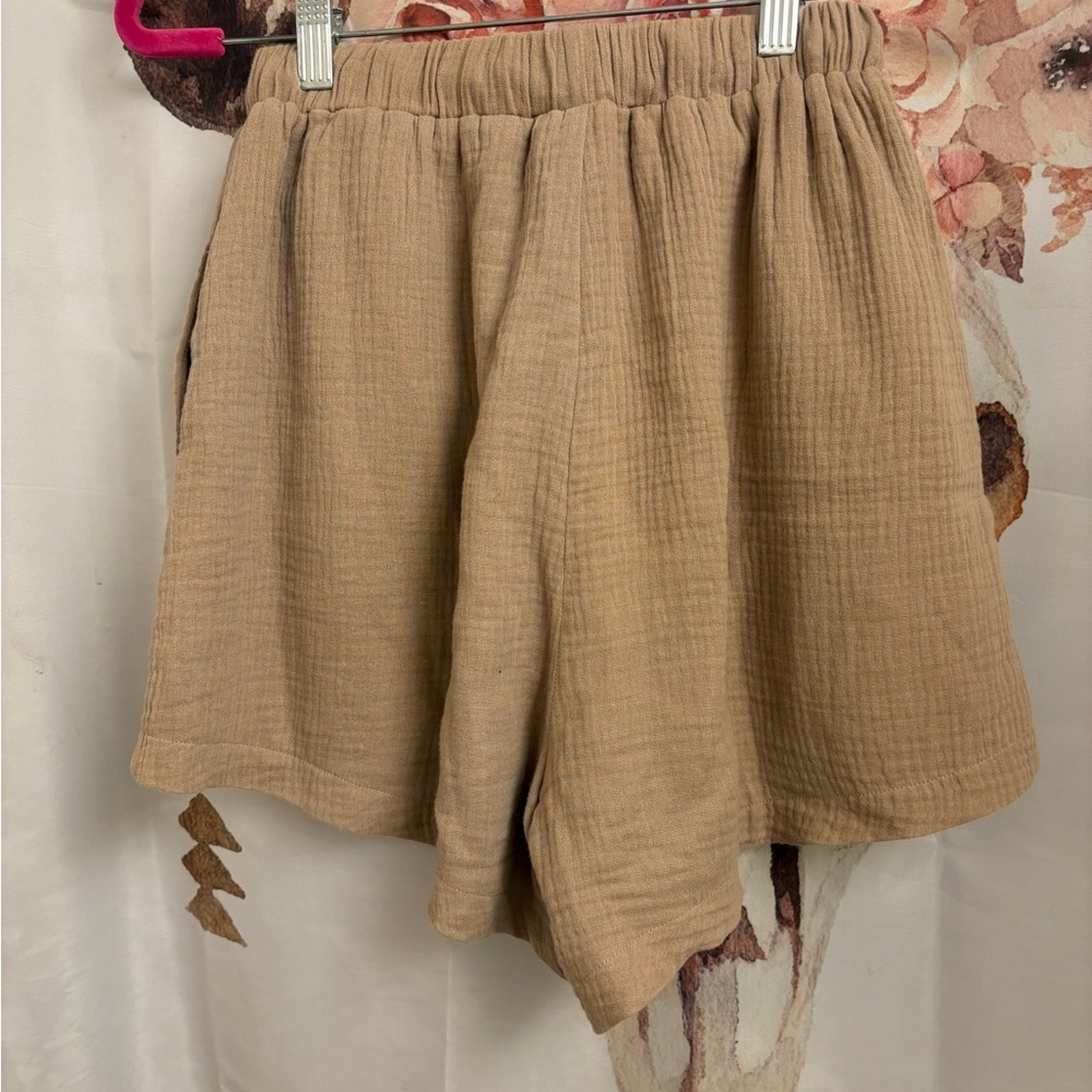 XS Women's Tan Shorts​​ - Picture 5 of 7